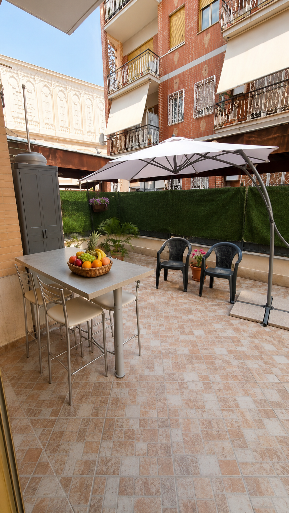 Vista panoramica del giardino privato di 30 mq della casa vacanze Aurelia Garden Stay a Roma, vicino all'Hotel Ergife.