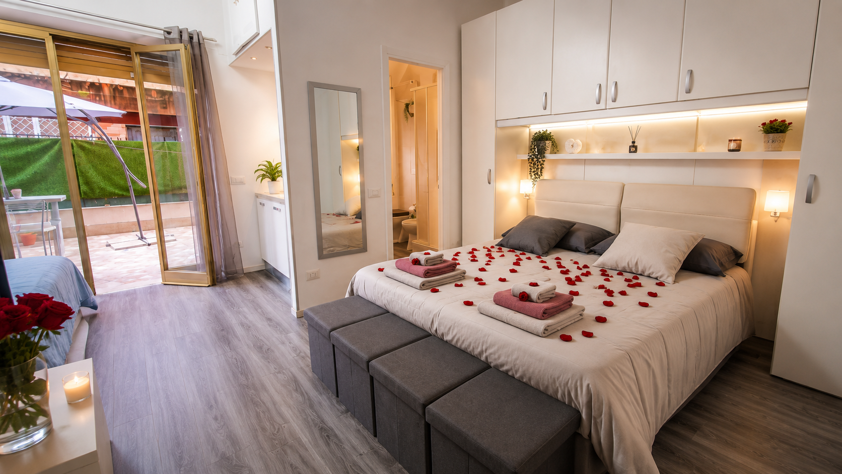 Camera da letto della casa vacanze Aurelia Garden Stay a Roma con finestra e vista sul giardino privato, vicino all'Ergife.