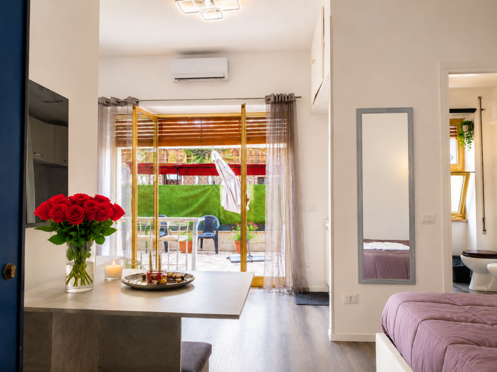 Ingresso di Aurelia Garden Stay a Roma con vista sul giardino privato, vicino all'Hotel Ergife e alla metro Cornelia.
