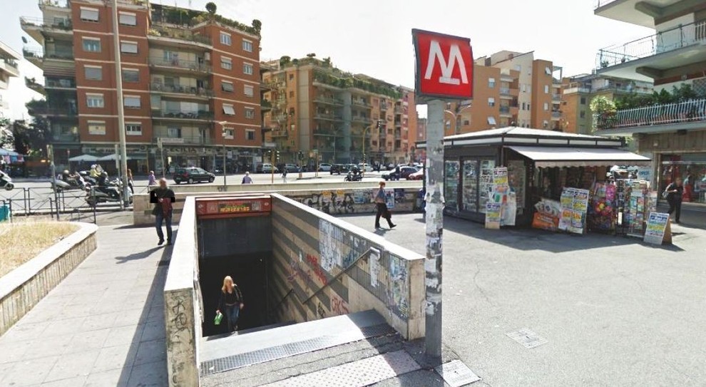 Ingresso della stazione Metro A Cornelia a Roma, distante 850 metri dalla casa vacanze Aurelia Garden Stay.
